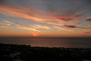 Vista de un atardecer costero con el horizonte a lo lejos.