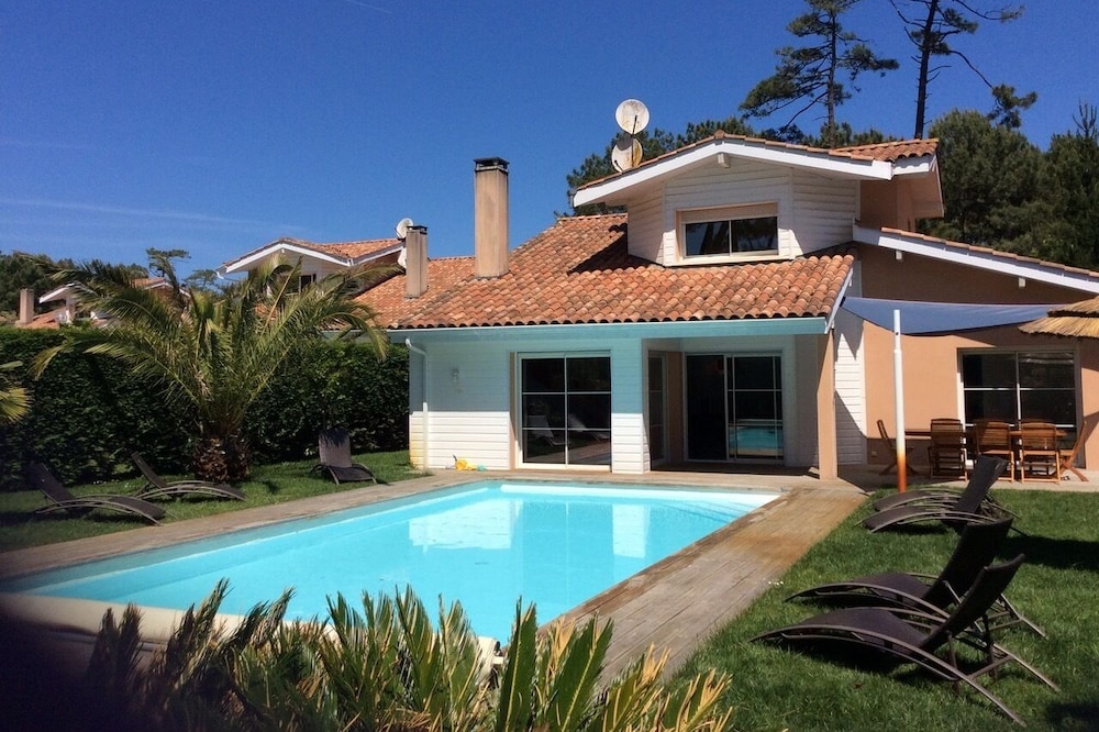 Villa 8 people, 4 bedrooms with private pool, 200m from the beach and the Golf