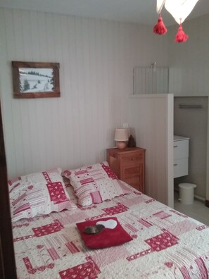 3 soverom, strykejern/-brett, reiseseng for barn og wi-fi (inkludert)
