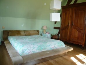 2 makuuhuonetta, silitysrauta/-lauta, ilmainen Wi-Fi, vuodevaatteet