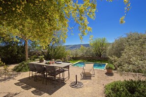 Outdoor dining - Le mas des oliviers de Rustrel with swimming pool (Rustrel)