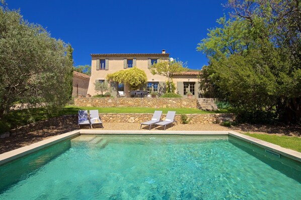 Lämmitetty uima-allas