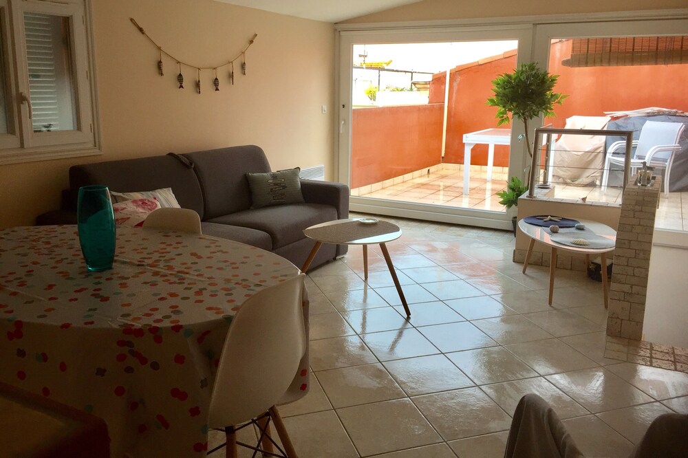 tropézienne, DUPLEX 100 m Port Sanary, large terrace, 8 people, town center