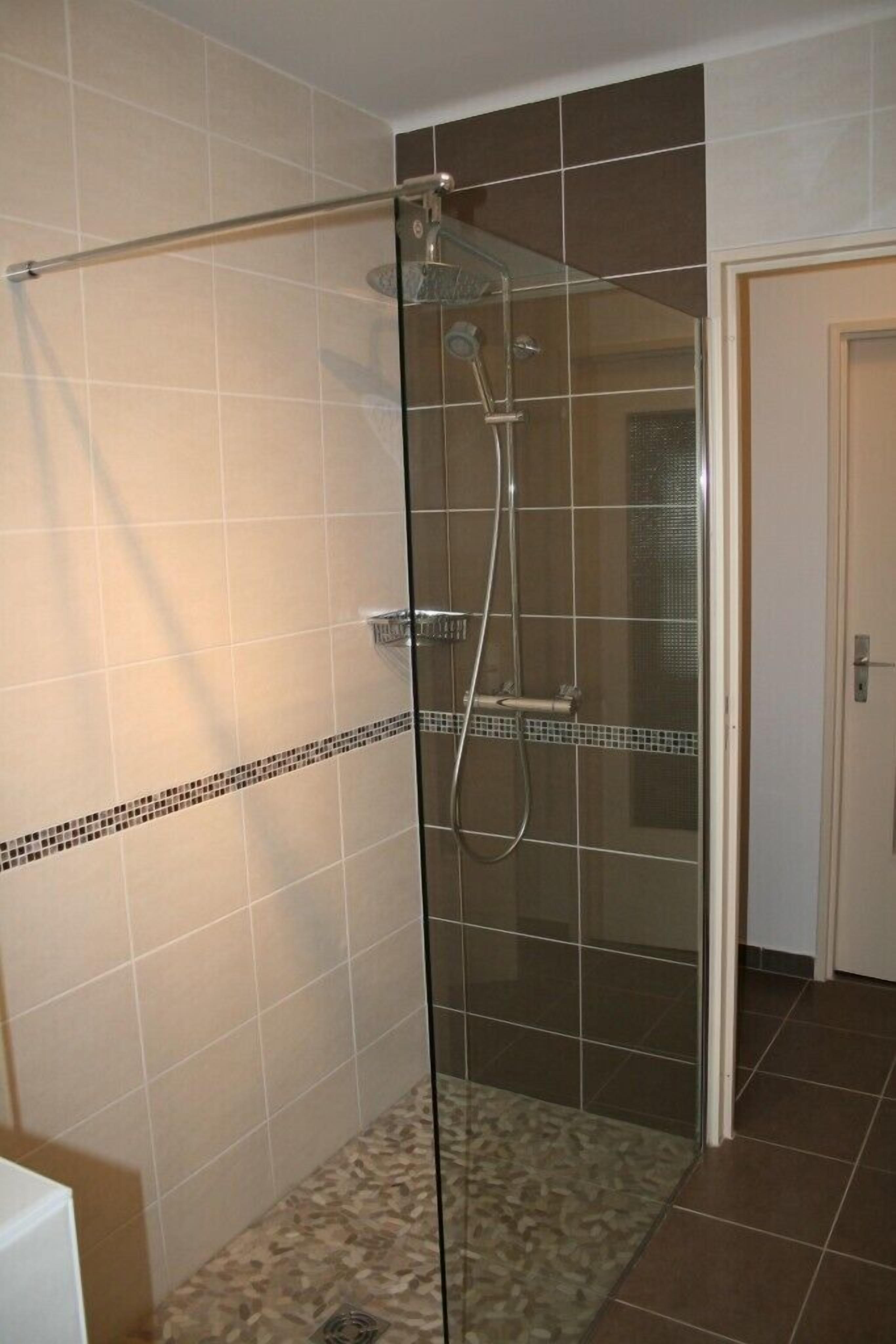 Douche, sèche-cheveux, serviettes fournies, papier toilette