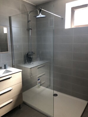 Shower, hair dryer - NEW seafront near beach, dior garden and near granville (Donville-Les-Bains)
