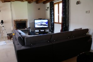 TV, fireplace, video games, DVD player - PRETTY HOUSE IN AURE CLASSEE VALLEY **** (Pailhac)