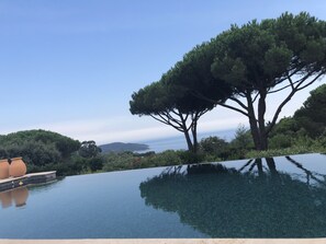 Una piscina al aire libre, una piscina climatizada