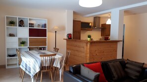 Interior - Duplex 6-8 people of 95 m2 in the heart of Haut Jura (39). (Bellefontaine)