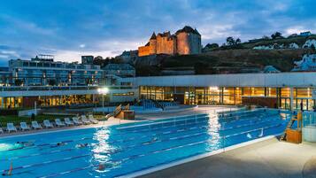 Una piscina al aire libre, una piscina climatizada