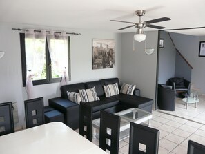 Smart-TV, DVD-spiller, bordtennis og bøker