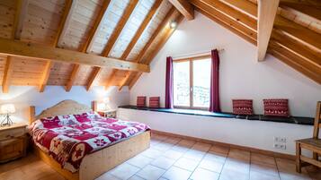 5 bedrooms, iron/ironing board, travel crib, WiFi (free)