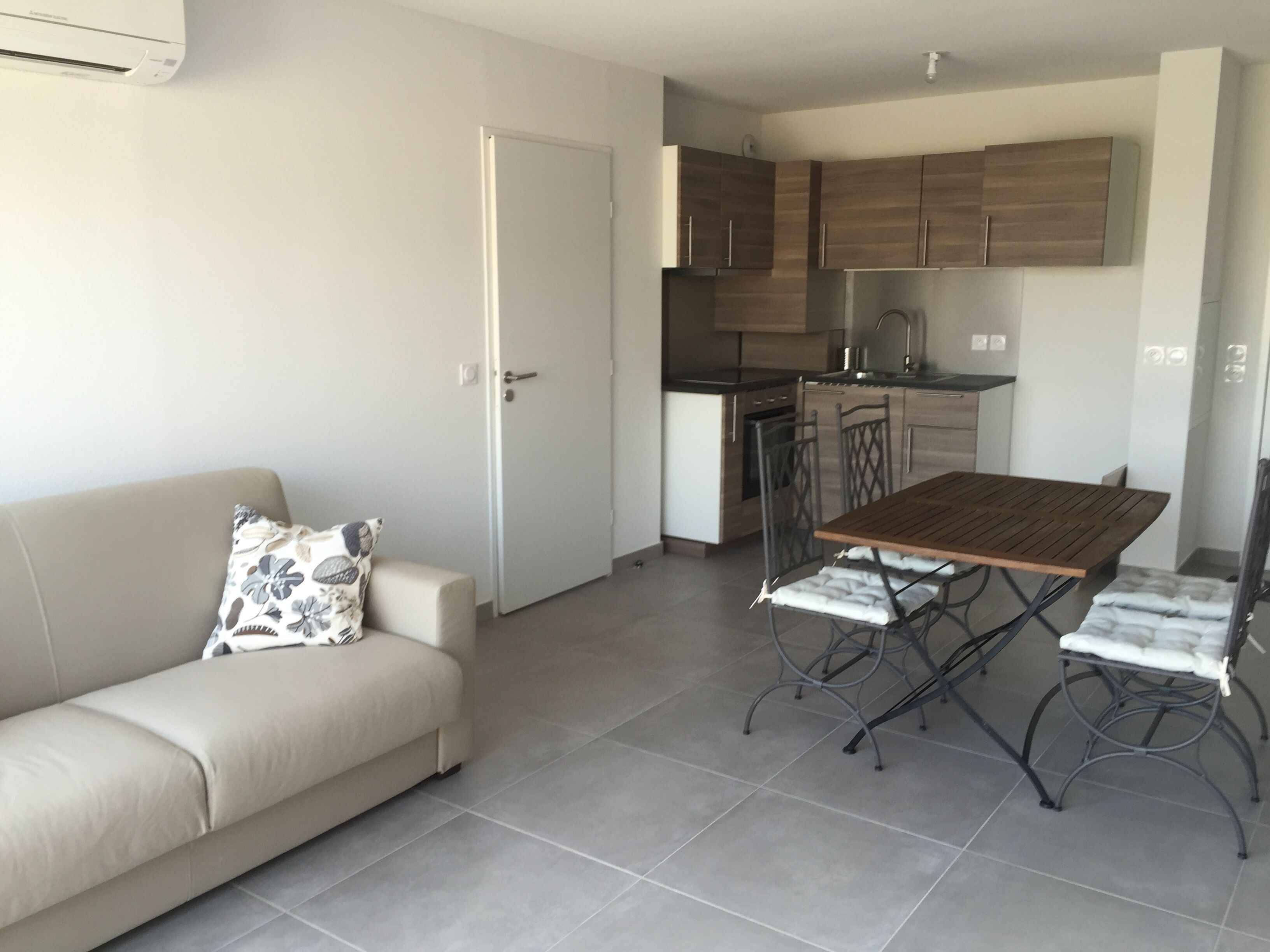 Appartement neuf avec grande terrasse équipé pour 4 personnes