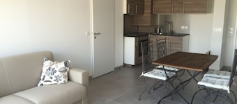 Apartamento nuevo con amplia terraza equipada para 4 personas.