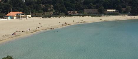 Una playa cerca