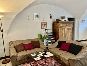 Una televisión, un reproductor de DVD