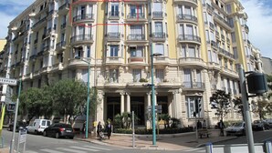 Ein historisches Gebäude mit mehreren Balkonen und klassischer Architektur.
