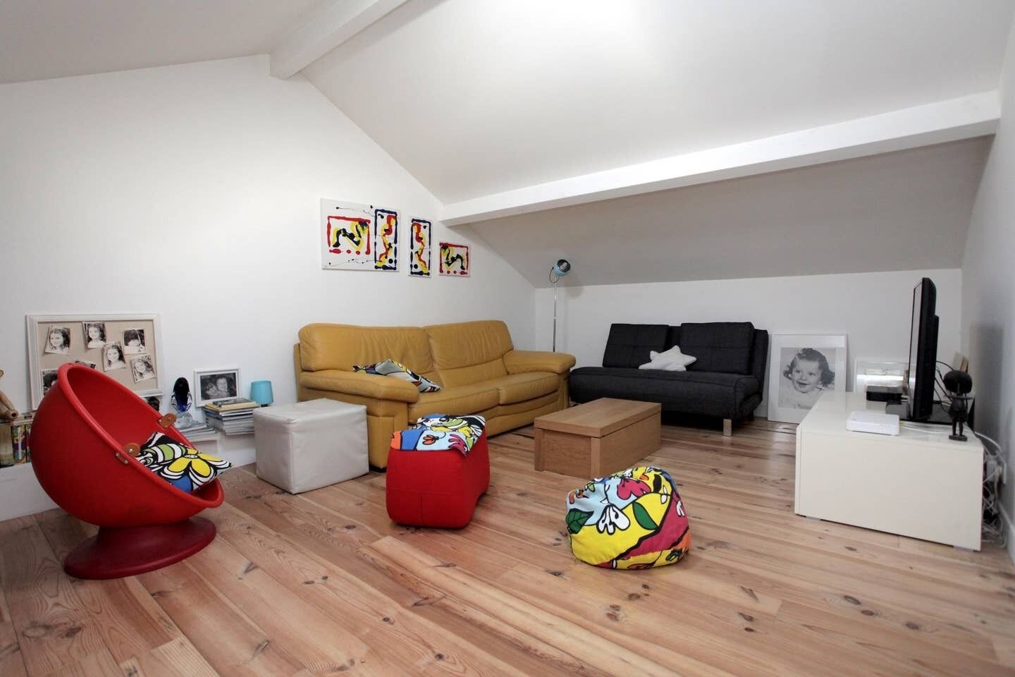 CONTEMPORARY VILLA WITH SWIMMING POOL