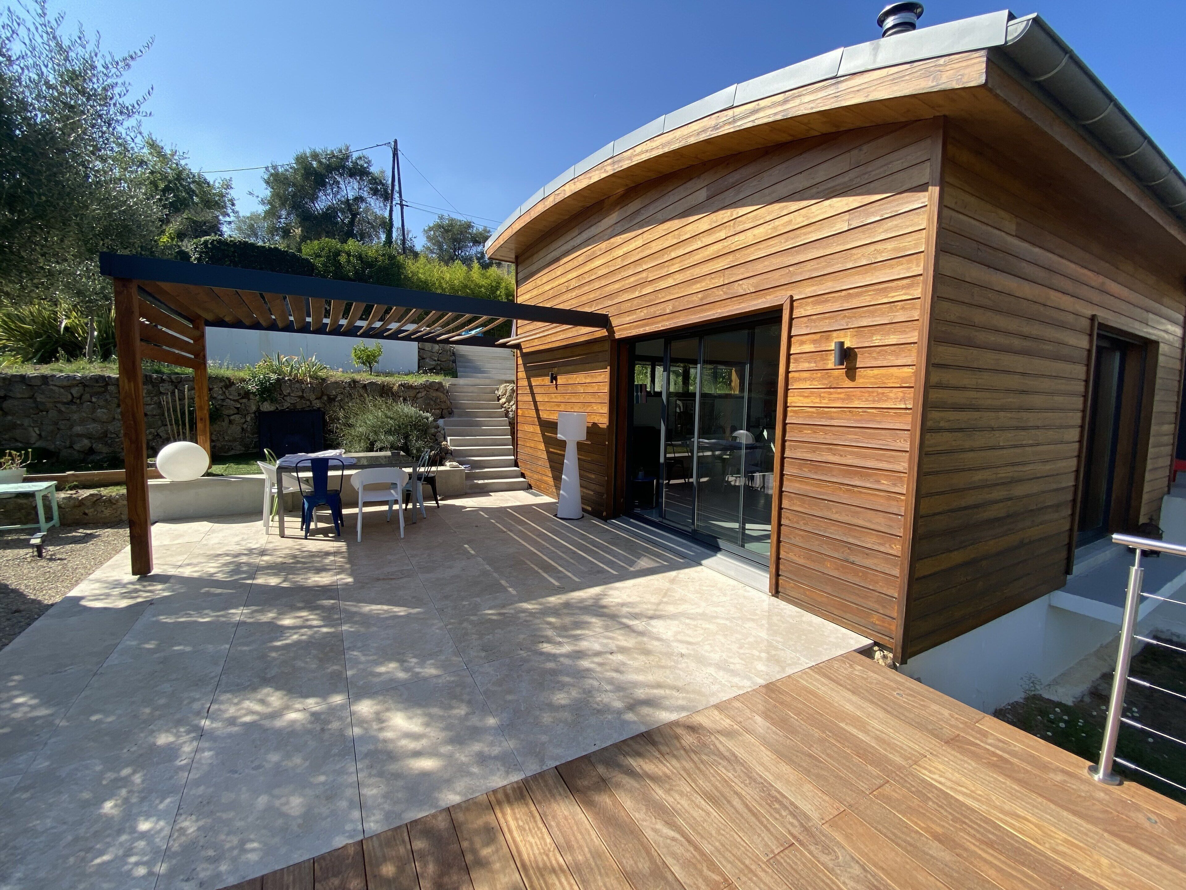 CONTEMPORARY VILLA WITH SWIMMING POOL