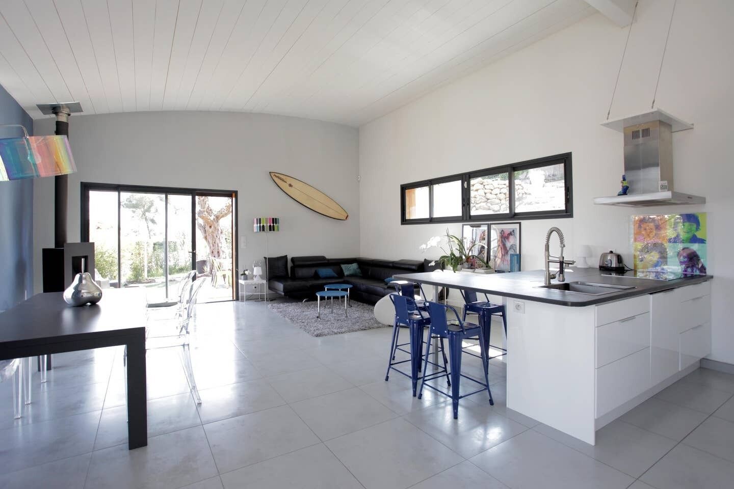 CONTEMPORARY VILLA WITH SWIMMING POOL