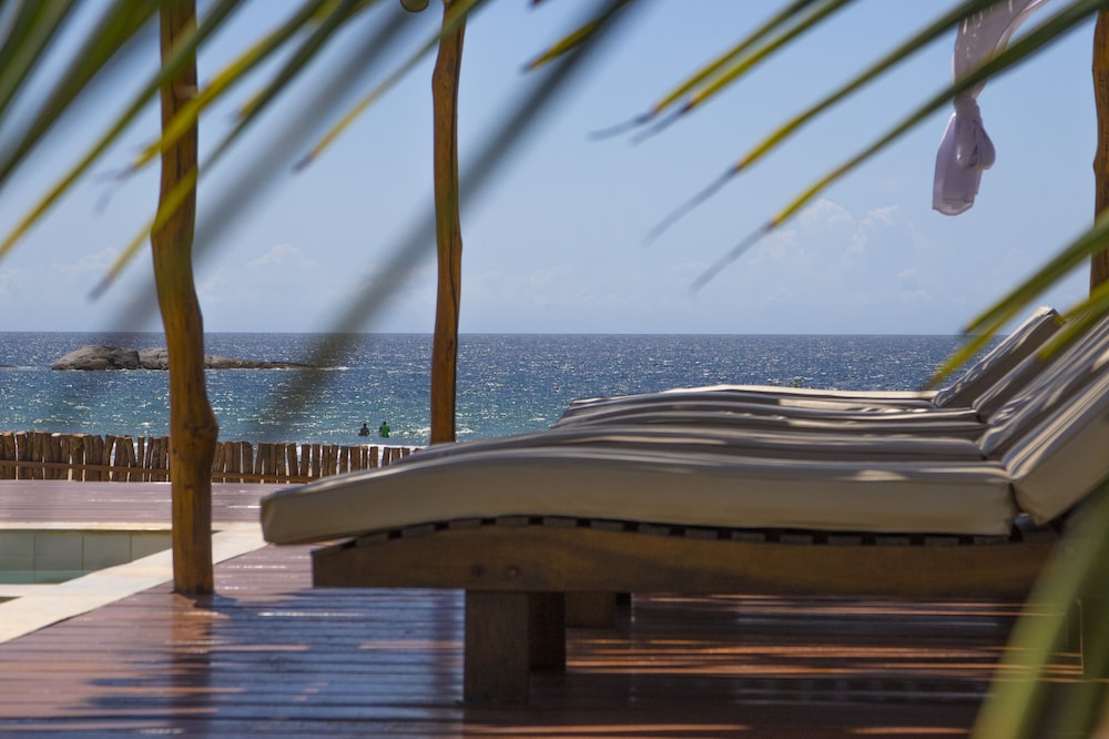 Paradise villas for Kitesurfers and family with pool & bar/restaurant!