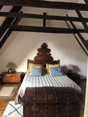 2 quartos, ferros/tábuas de passar roupa, berço de viagem