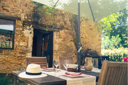 Charm & Tranquility in the heart of Périgord Noir with private heated pool