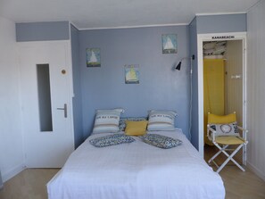 2 bedrooms, desk, iron/ironing board, cots/infant beds