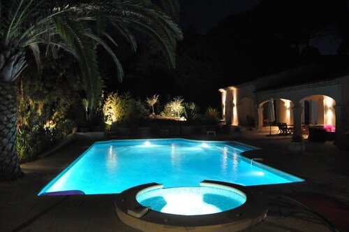 GASSIN, 6 km from Saint-Tropez, exceptional villa for 8 people