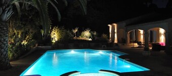 GASSIN, 6 km from Saint-Tropez, exceptional villa for 8 people