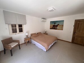 4 bedrooms, in-room safe, desk, iron/ironing board