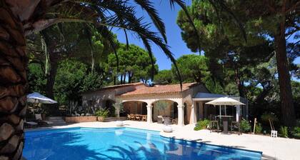 GASSIN, 6 km from Saint-Tropez, exceptional villa for 8 people