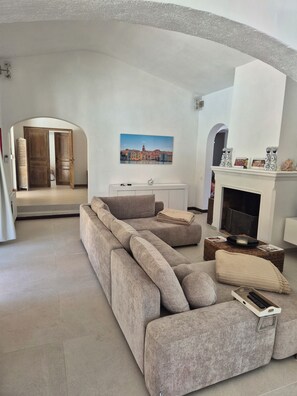 Smart TV, chimenea, reproductor de DVD y tenis de mesa