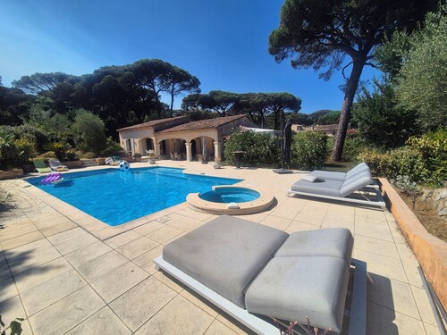 GASSIN, 6 km from Saint-Tropez, exceptional villa for 8 people