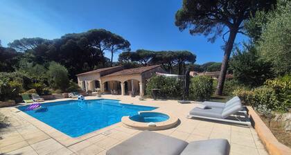 GASSIN, 6 km from Saint-Tropez, exceptional villa for 8 people