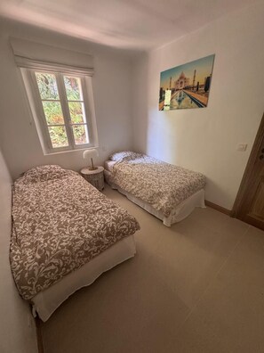 4 chambres, coffres-forts dans les chambres, bureau