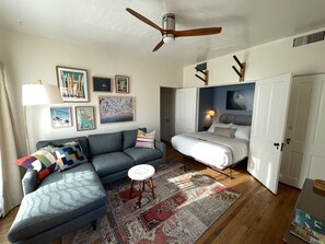 1 soverom, safe på rommet, strykejern/-brett og wi-fi (inkludert)