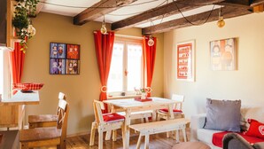 Ein gemütliches Wohnzimmer mit Holztisch, Bänken und einer Couch.