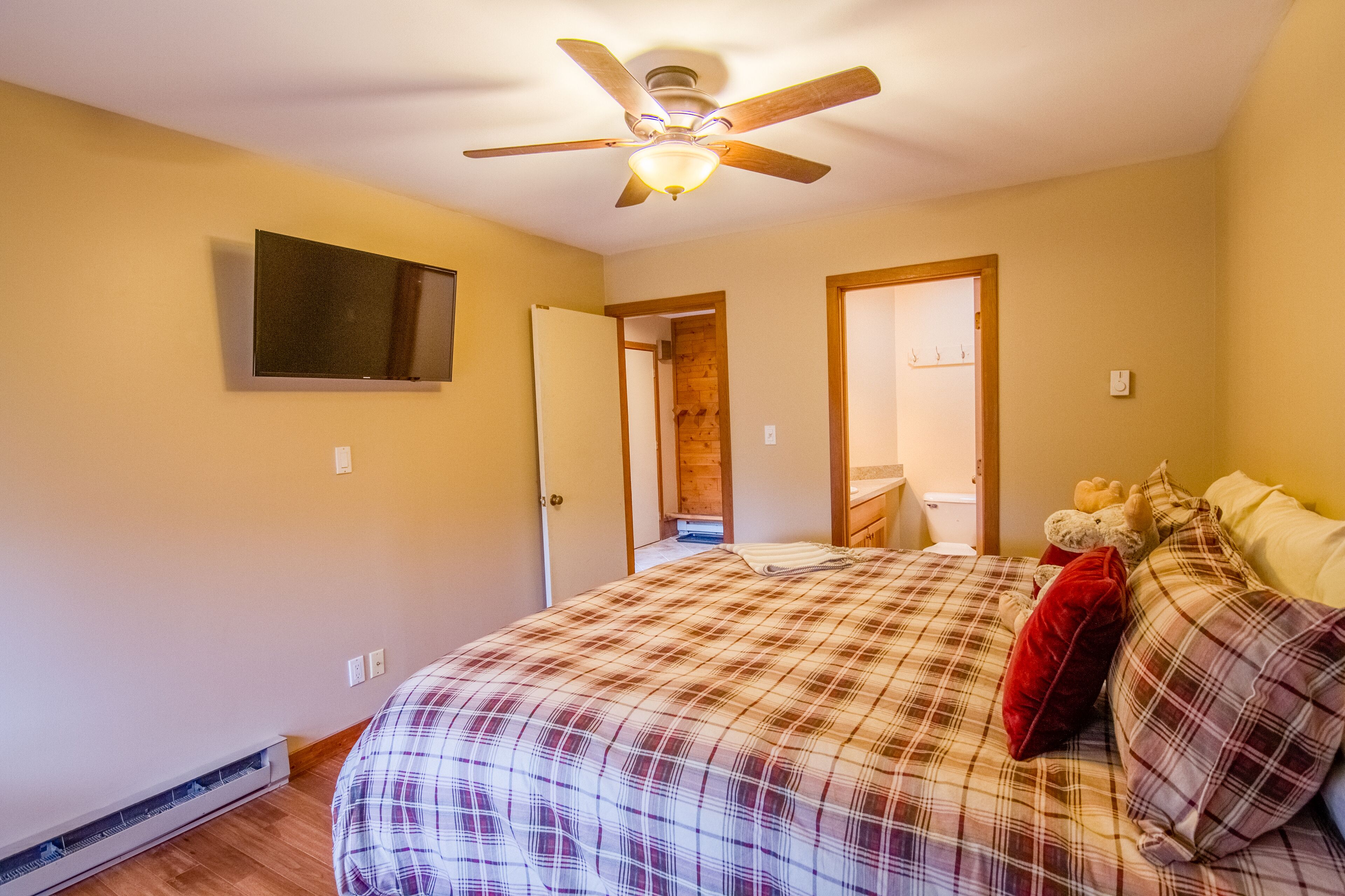 Luxury Meets Rustic: Trail Creek 2Bed/2Bath+Loft - Sleeps 6 (On Ski Home Trail)