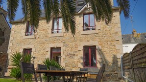 A stone building with multiple windows and a balcony.