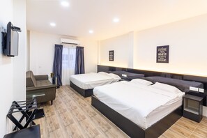 Desk, free WiFi, bed sheets - Tambun Warm Hotel (Ipoh)