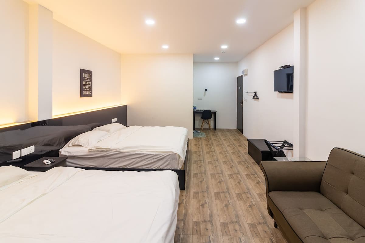 Family Room (King) | Desk, WiFi (free), bed sheets