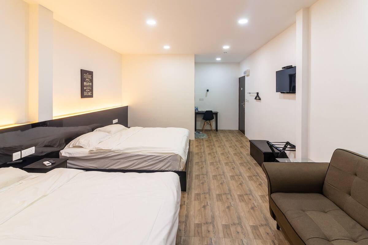 Family Room (King) | Desk, free WiFi, bed sheets