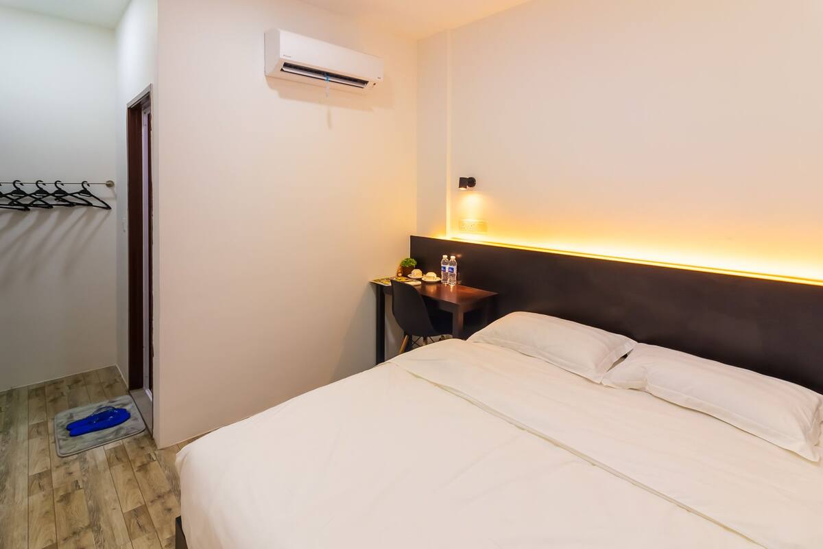 Desk, WiFi (free), bed sheets