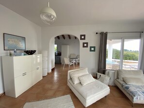 Libros y monitor de computadora 