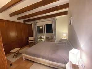 3 chambres, fer et planche à repasser, lit de bébé portatif