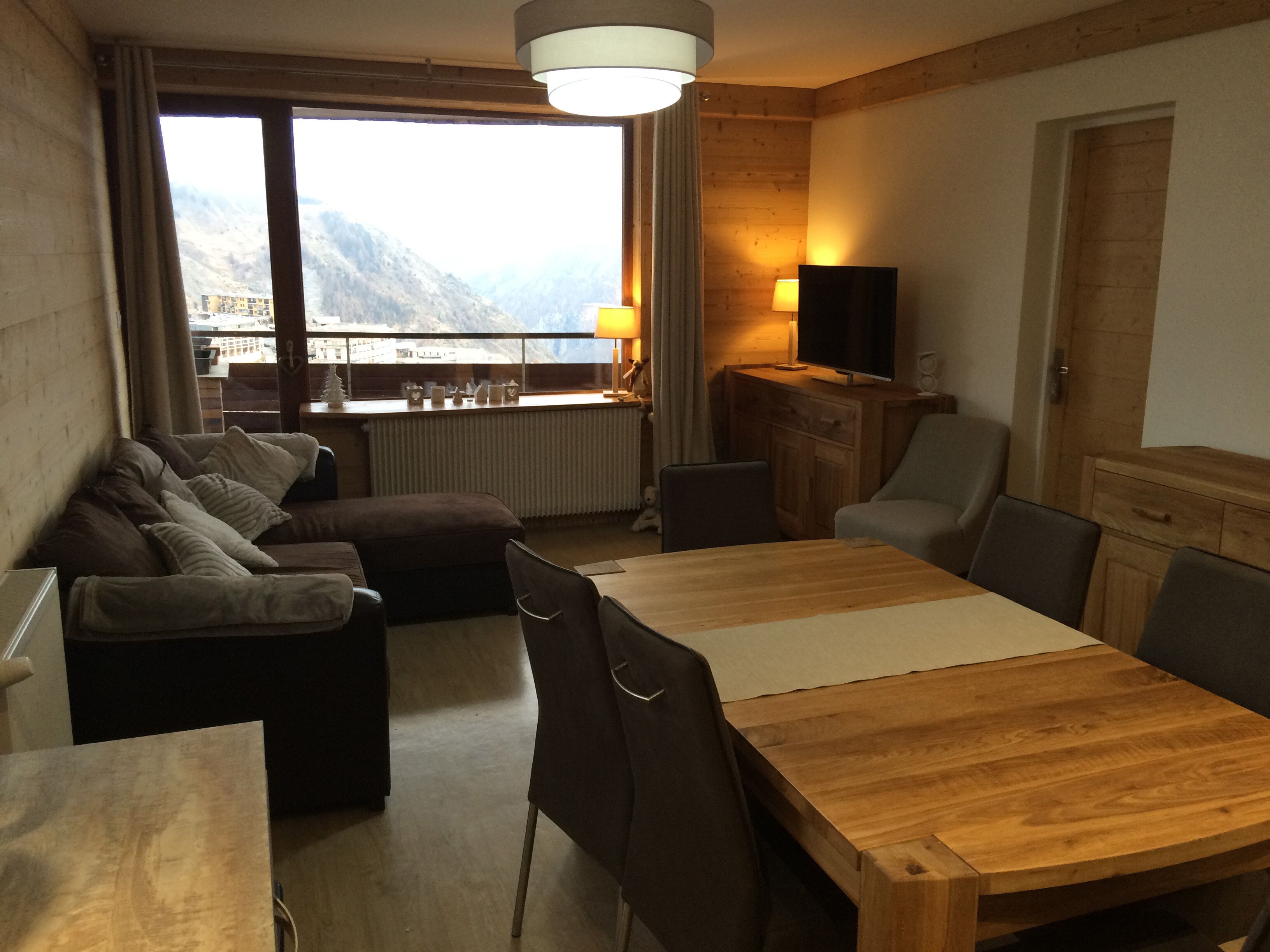 3 p. dernier étage, rénové, Élégance et confort, à 50 m. des pistes