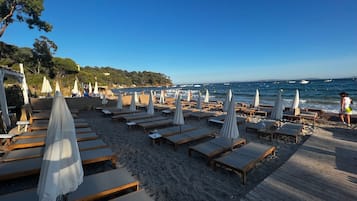 Beach nearby, sun-loungers, beach towels