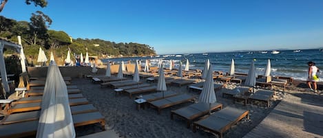 Plage à proximité, chaise longue, serviettes de plage