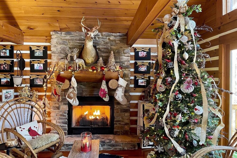 WATERFRONT LOG HOME w/ HOT TUB, 2 FIREPLACES, FIRE PIT, 77" TV SURROUND SOUND!