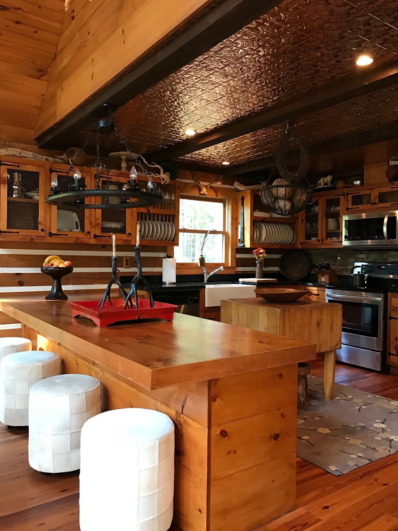 WATERFRONT LOG HOME w/ HOT TUB, 2 FIREPLACES, FIRE PIT, 77" TV SURROUND SOUND!